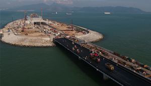 港珠澳大桥岛隧开始沥青铺装_预计11月底完工